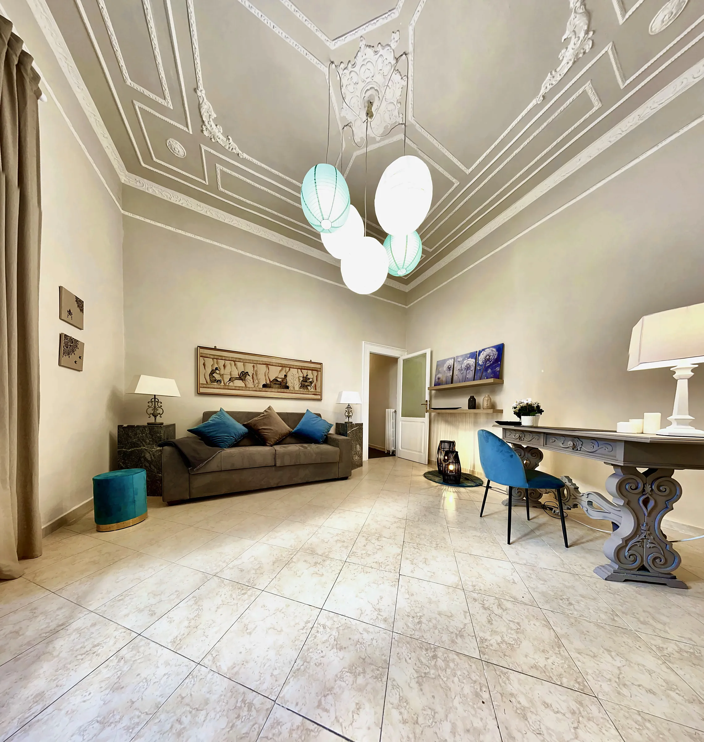 Soggiorno con soffitto decorato
